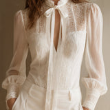 Gertrud - Retro-stilfuld bluse med blonde detaljer