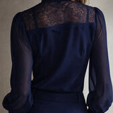 Gertrud - Retro-stilfuld bluse med blonde detaljer