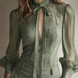 Gertrud - Retro-stilfuld bluse med blonde detaljer